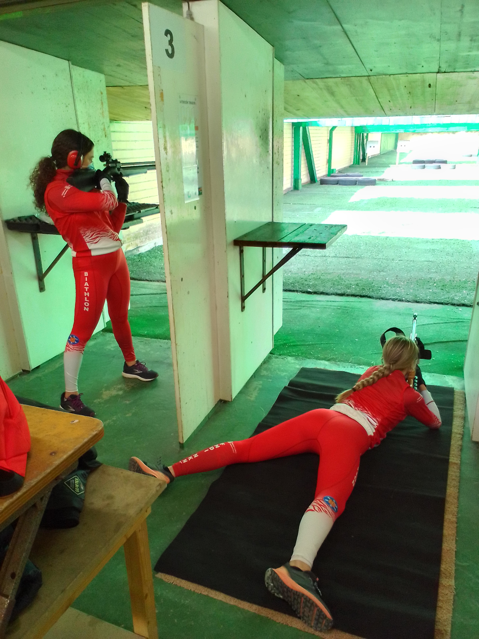 Nueva equipación para el equipo de biathlon de la federación navarra